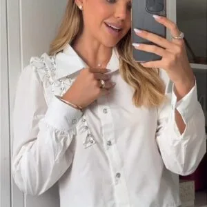 Camisa elegante con volantes y perlas❤.