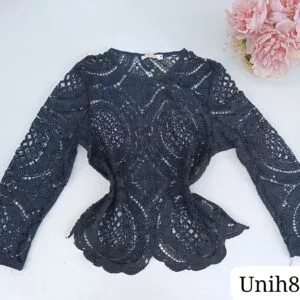 Hermosa Blusa de encaje manga larga.