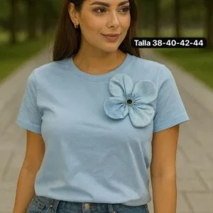 Hermosa Polera talla especialdetalle de flor con piedra de esmeralda😍.