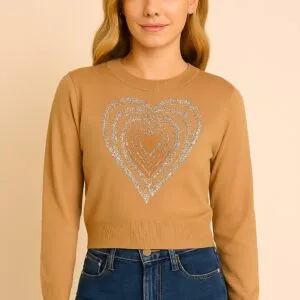 Hermosa Chompa con detalles de corazon con brillo❤.